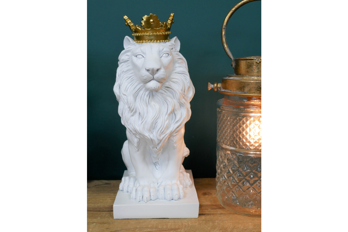 King of the jungle. statue.