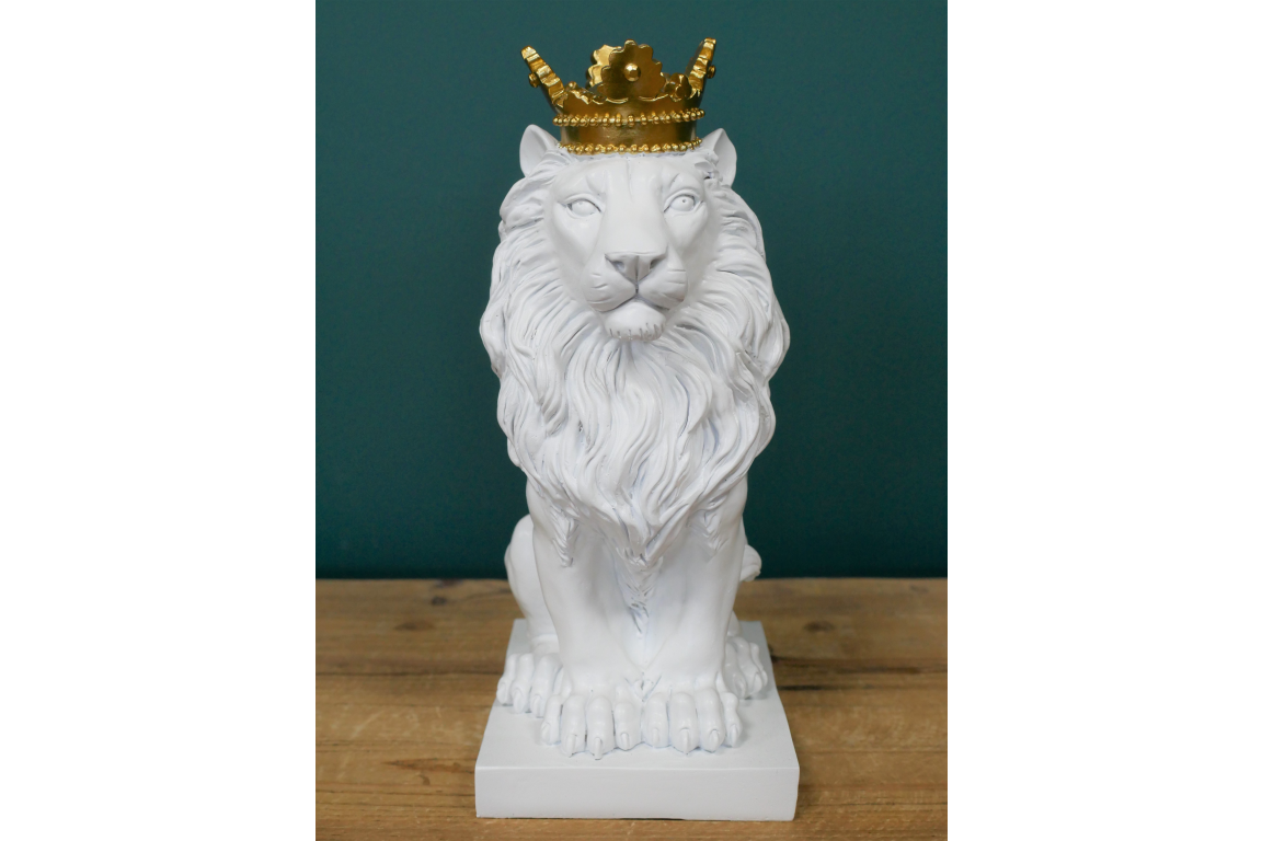 King of the jungle. statue.