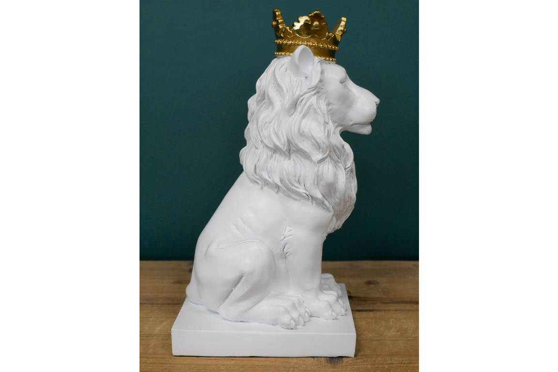 King of the jungle. statue.