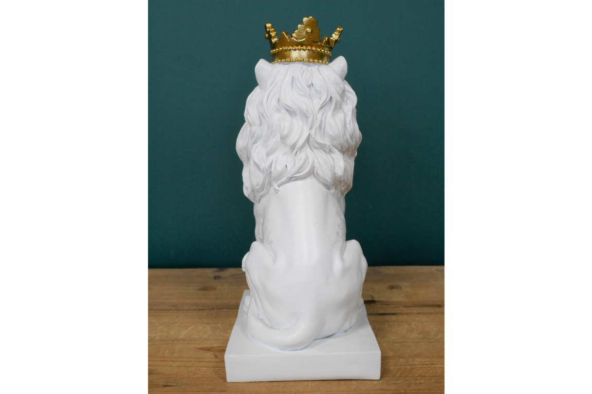 King of the jungle. statue.