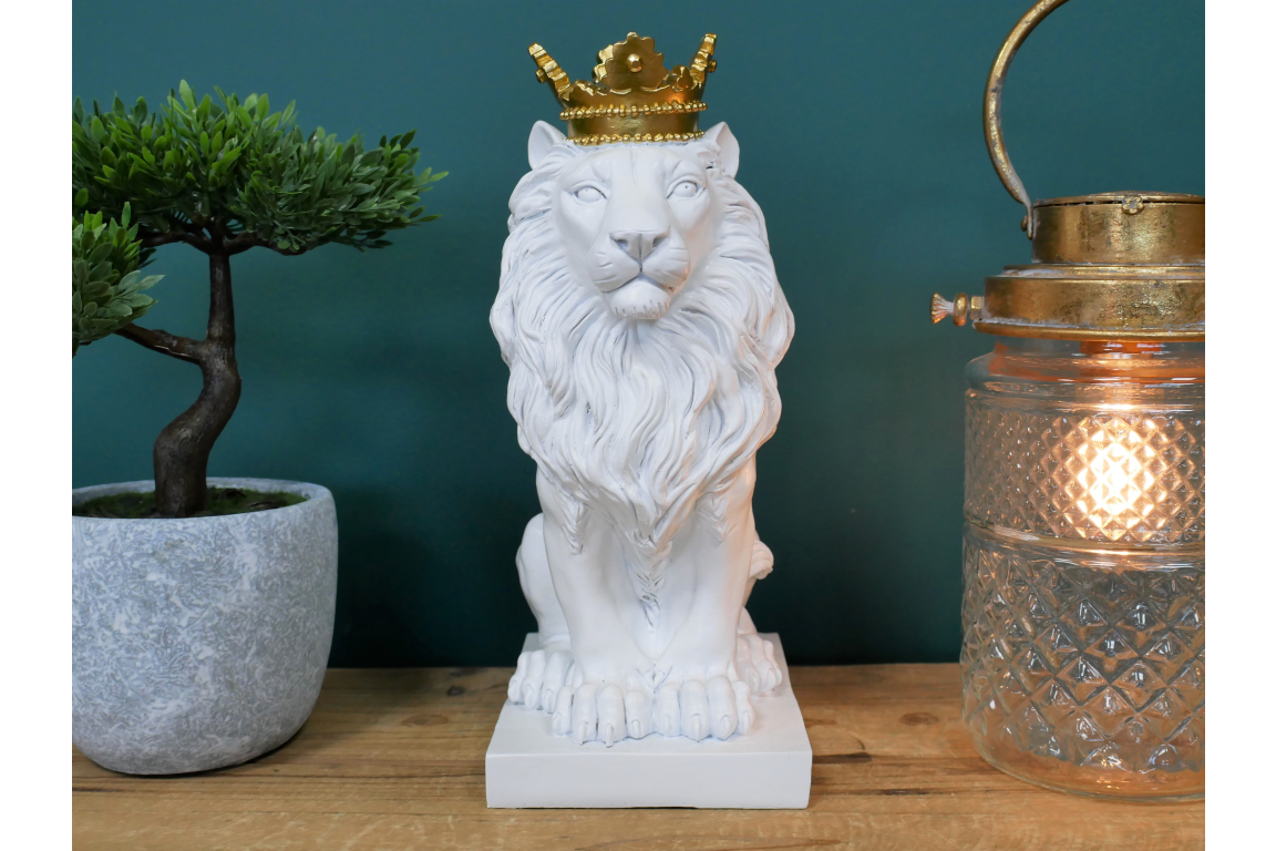 King of the jungle. statue.