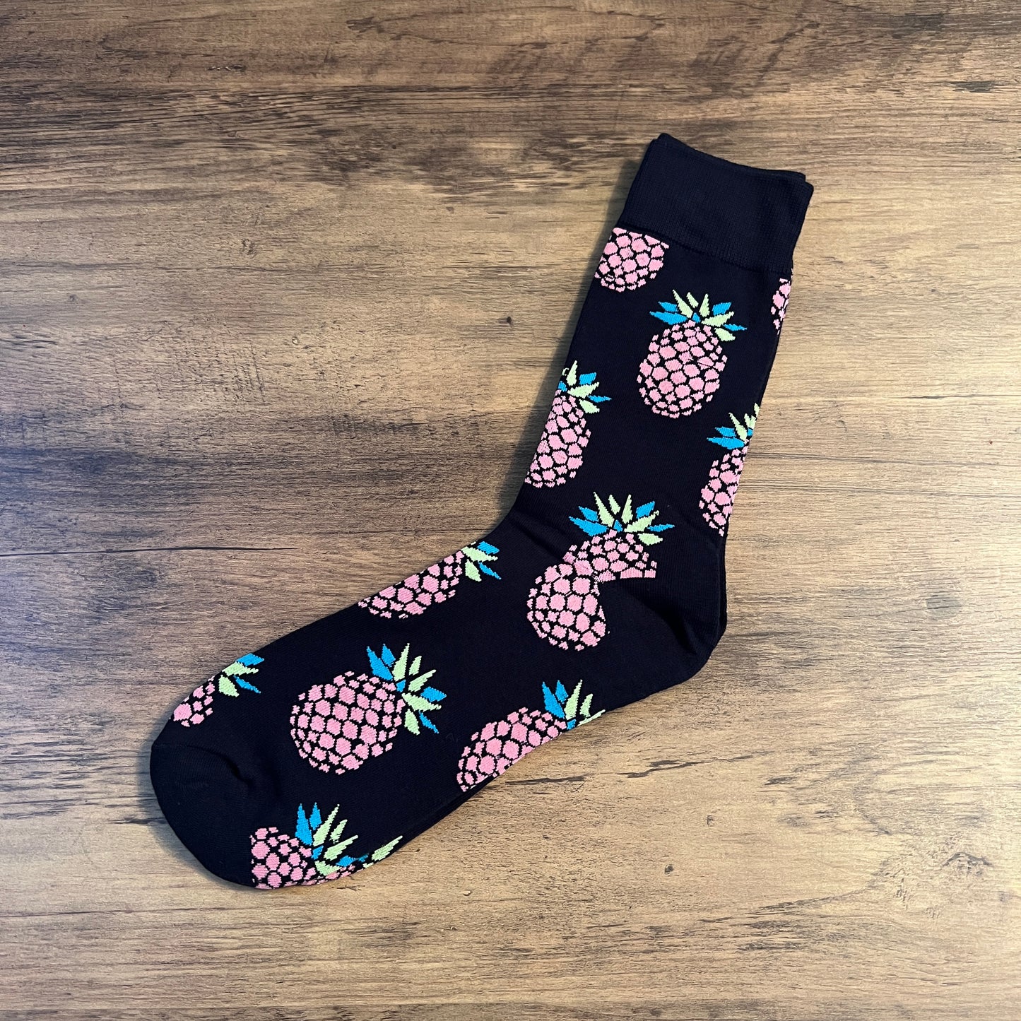 Tasker & Shaw | Luxury Menswear | Black with pink pineapples socks