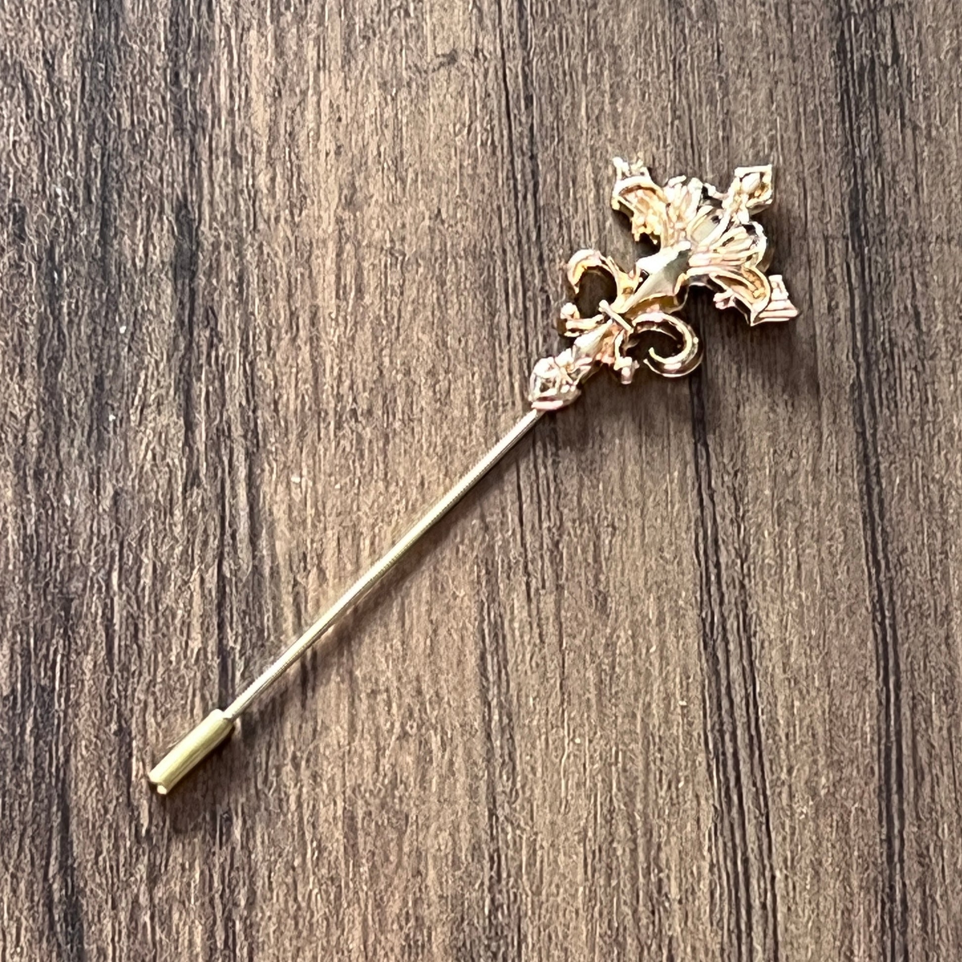 Tasker & Shaw | Luxury Menswear | Ornate fleur-de-lis profile pin (Gold finish)